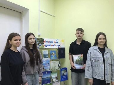 Фото у книжной выставки