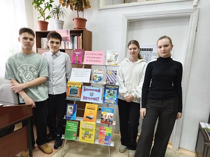 Фото у книжной выставки