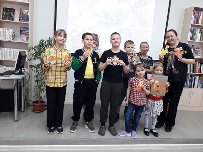 Фото с поделками на память
