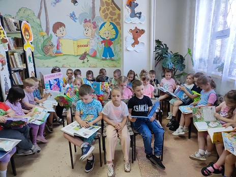 Дети в библиотеке на мерлоприятии