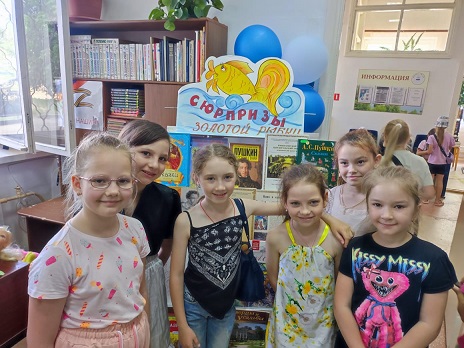 У книжной выставки