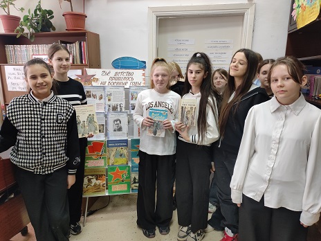 У книжной выставки