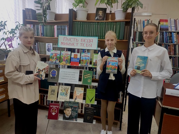У книжной выставки