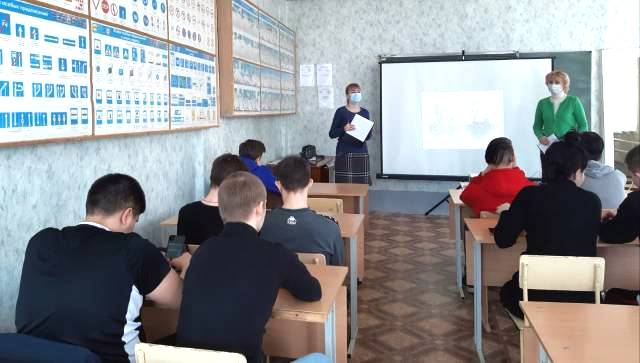 Библиотекари стоят перед учащимися на фоне экрана