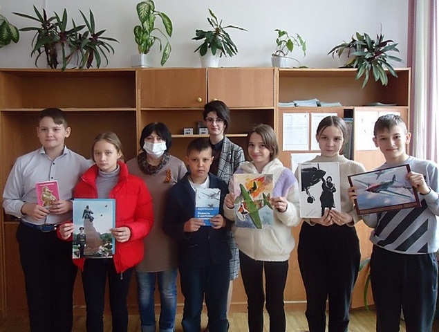 Дети стоят в ряд и держат в руках книги 