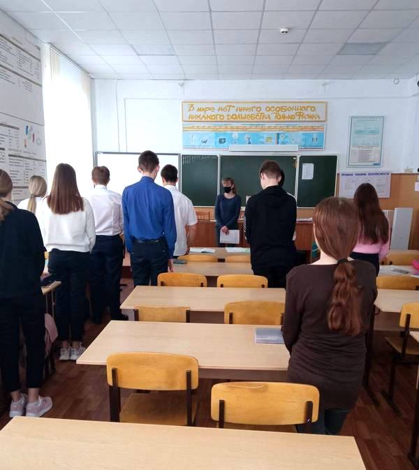 Школьники стоят в классе в минуте молания
