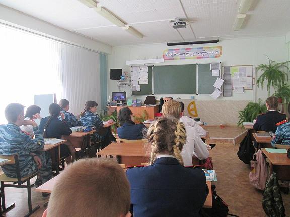 Дети сидят в классе исмотрят на раюотающий монитор компьютера