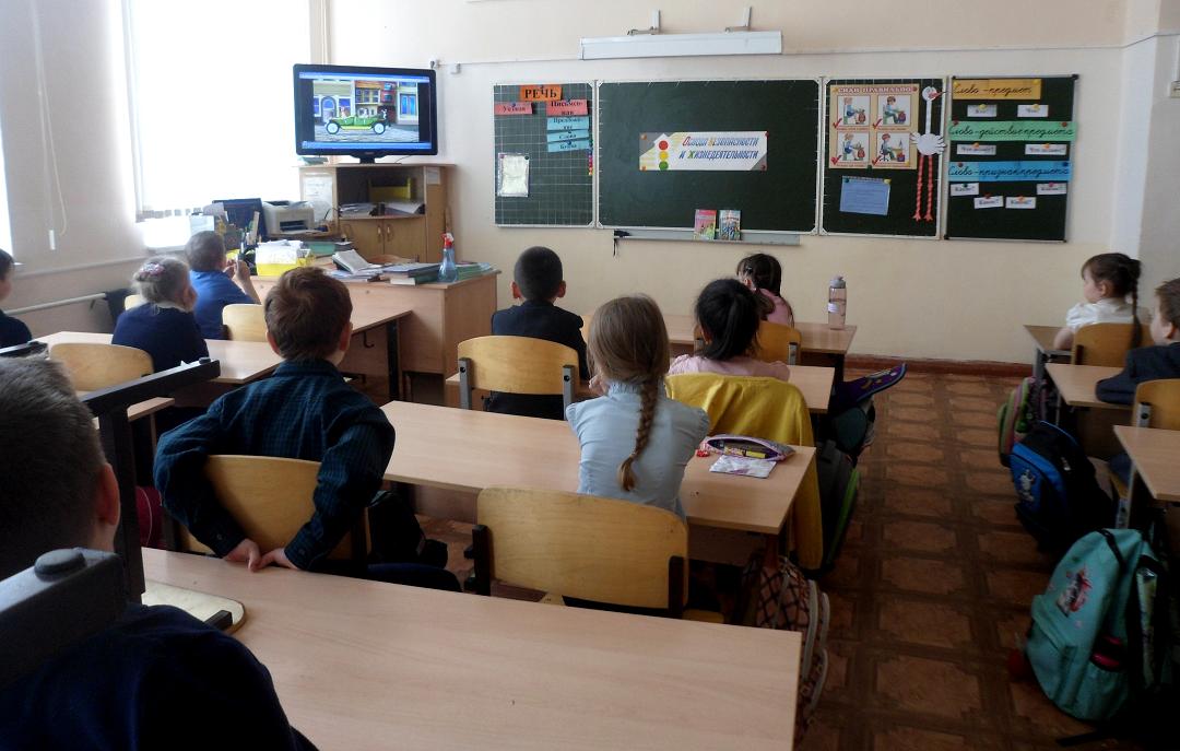 Дети в классе смотрят видеоролик 