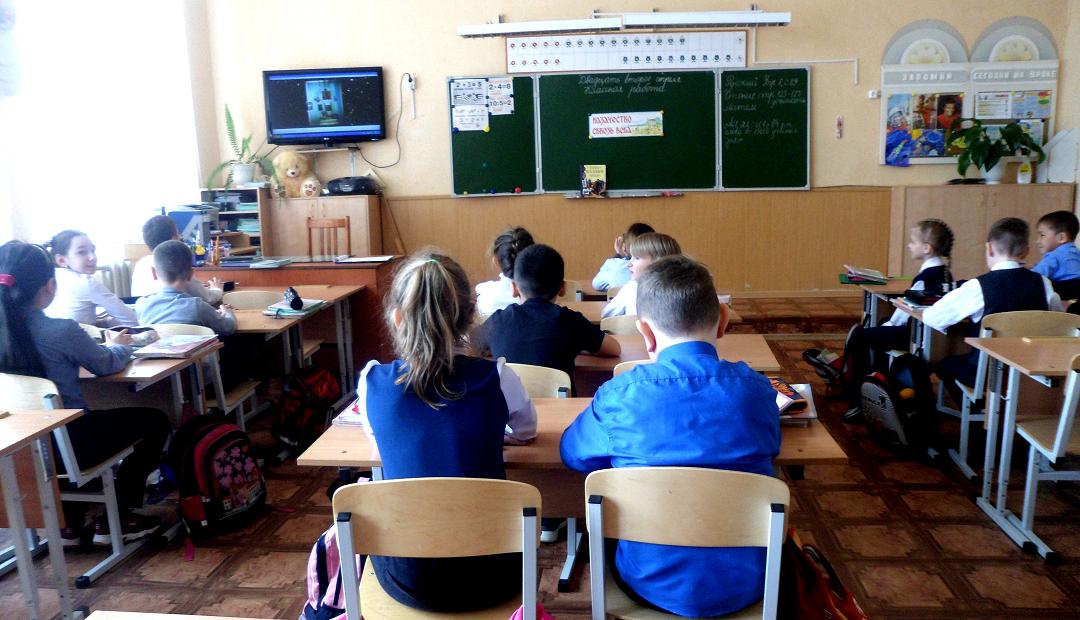Дети в классе смотрят видеоролик 