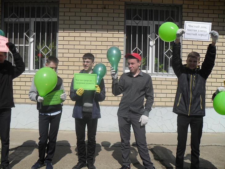 Школьники сшарами и листовками стоят перд библиотекой 