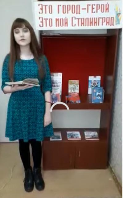 девушка читает книгу в библиотеке