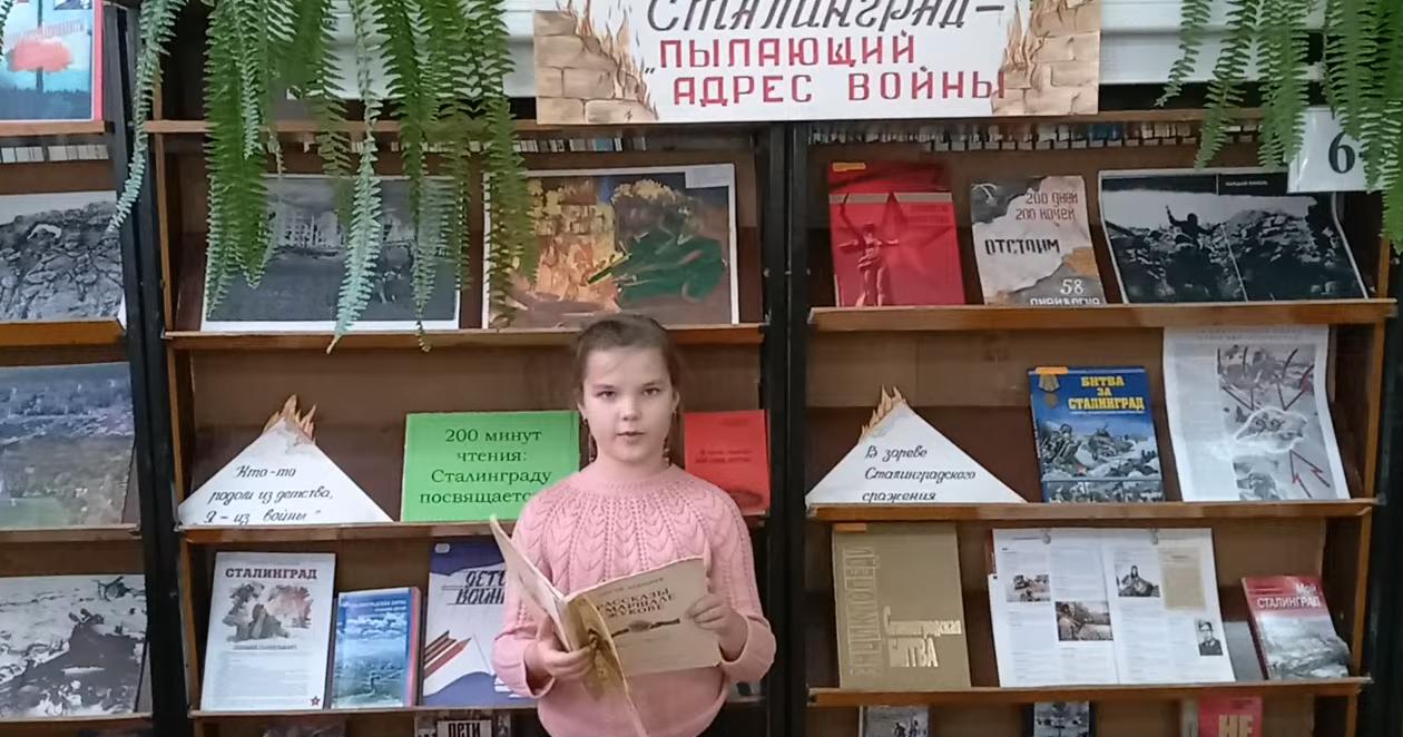девочка читает книгу в библиотеке