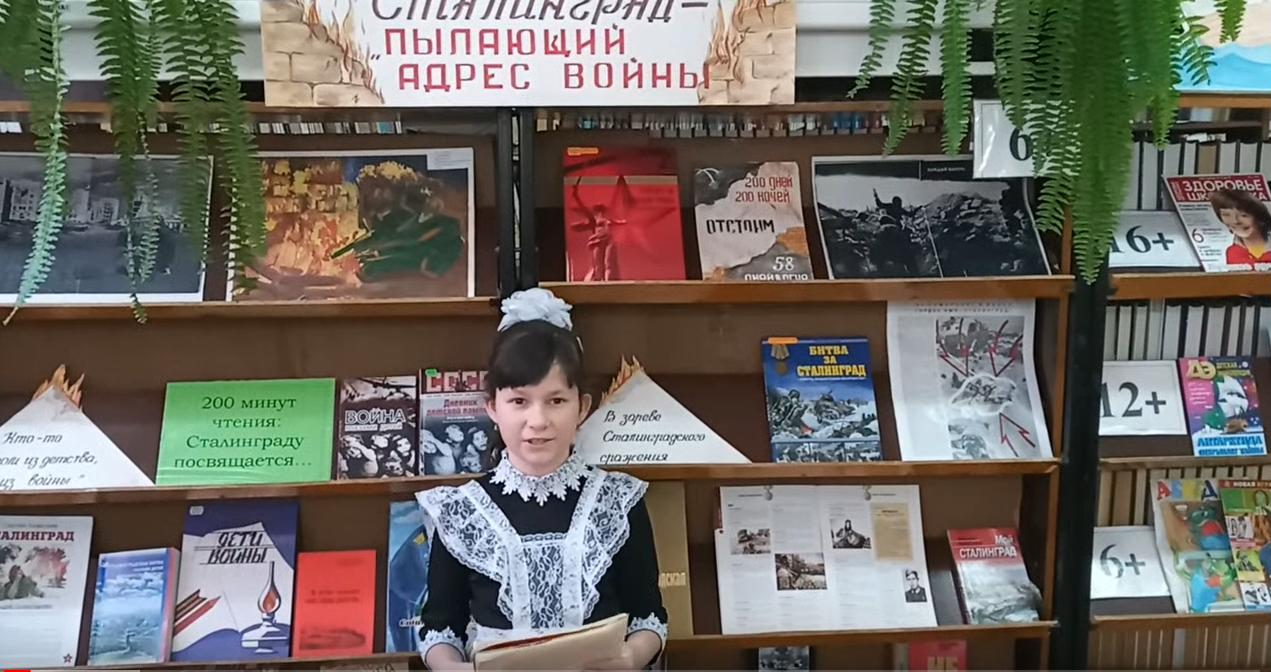 девочка в бииилотеке читает книгу