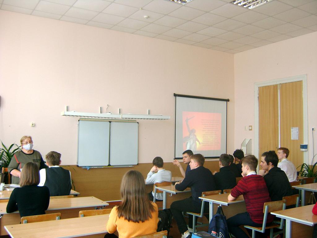 здесь библиотекарь в классе рассказывает о Сталинградской битве