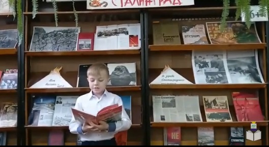 Чтец детской библиотеки читает произведение С. Алексеева
