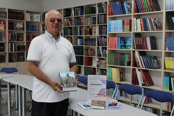 В. М. Шамаев преподносит книги в дар