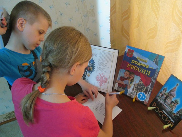 У книжной выставки
