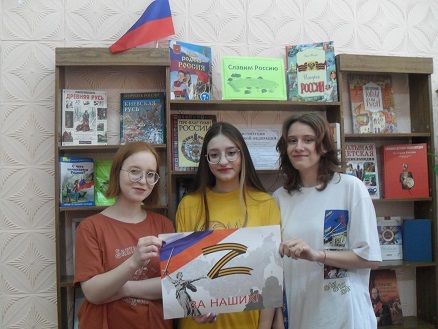 У книжной выставки