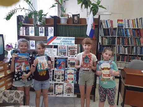 Фото у книжной выставки
